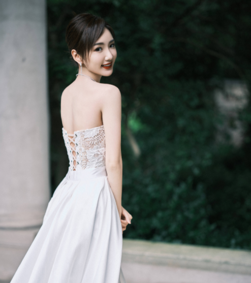 毛晓彤长发穿蕾丝长裙美翻了!蕾丝长裙搭配复古妆发可以吗?