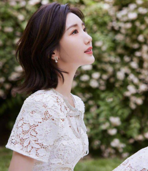 毛晓彤长发穿蕾丝长裙美翻了!蕾丝长裙搭配复古妆发可以吗?