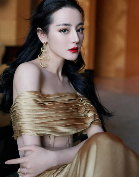 迪丽热巴半裸连衣裙露出妩媚身材，秋款连衣裙怎么穿显身材?