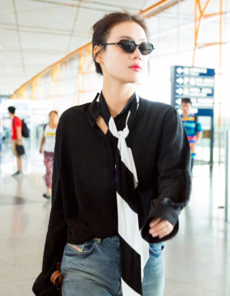 马思纯黑色修身圆领T恤配工装裤 修身圆领T恤配工装裤适合秋天吗?