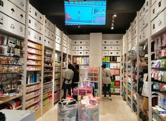 年轻人重新迷上十元店，十块钱买不了吃亏买不了上当
