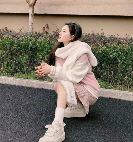 赵露思学院风穿搭解析2025,赵露思重新定义秋冬学院风