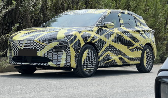 24款哪吒X路试谍照曝光 哪吒X全新SUV设计更年轻