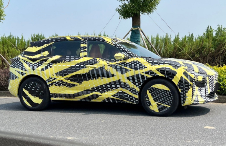 24款哪吒X路试谍照曝光 哪吒X全新SUV设计更年轻