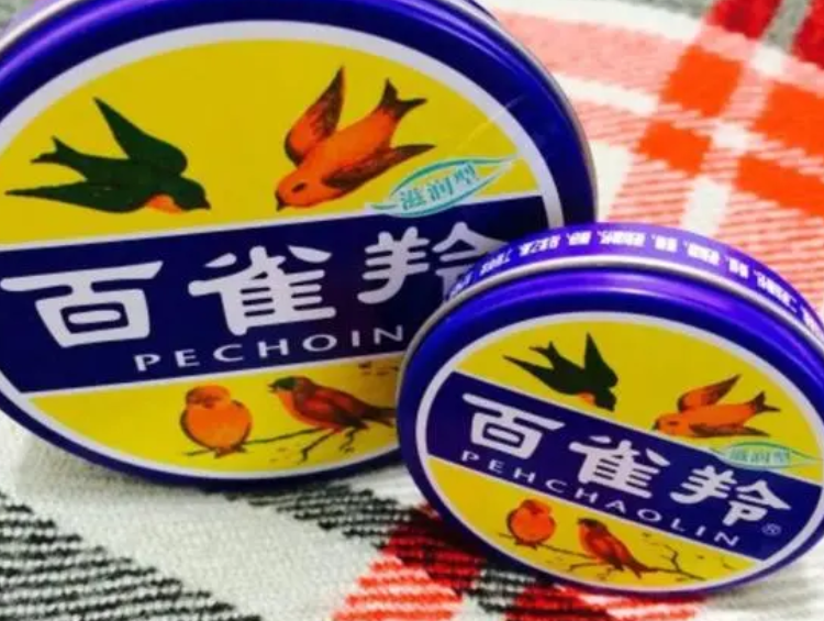 小伙误把奶茶赠品雪花膏当雪糕吃 味道苦涩有点酸