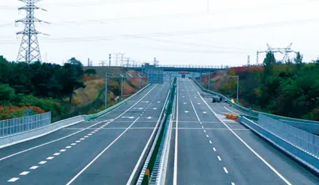 又一高速禁止特斯拉通行 G2沪陕高速港沟站禁止特斯拉通行
