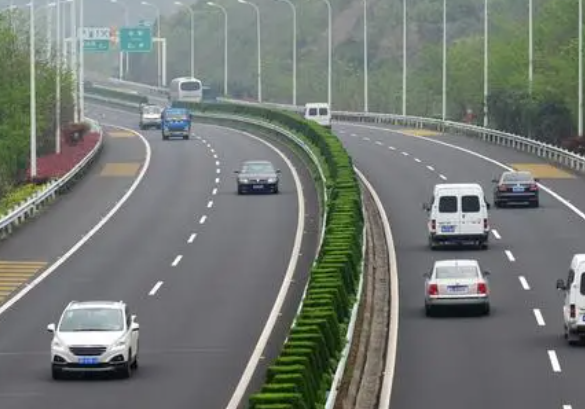 又一高速禁止特斯拉通行 G2沪陕高速港沟站禁止特斯拉通行