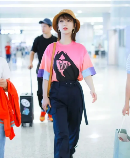 杨紫粉色T恤搭配黑色工装裤展现别样魅力 T恤搭配工装裤秋季2023