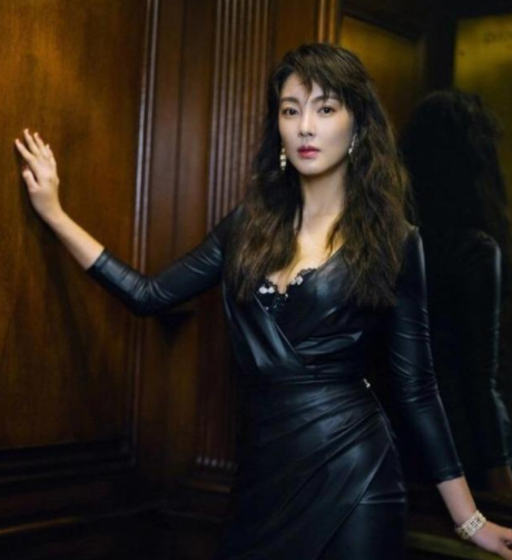 张雨绮米兰看秀性感黑色蕾丝长裙惊艳全场，张雨绮黑色蕾丝长裙穿搭