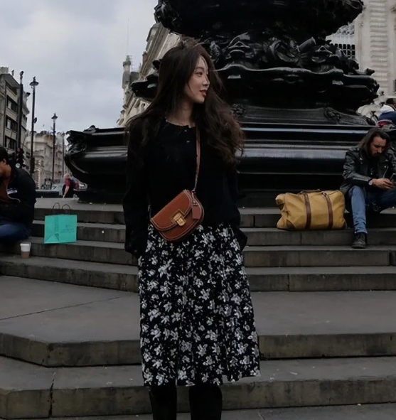 郑丽媛的旅行风穿搭太圈粉，秋季旅行风穿搭舒适又时髦