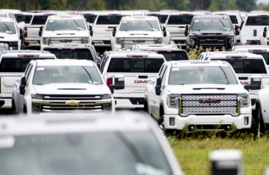 美国汽车业大罢工僵局持续，两家车企解雇超2000名工人