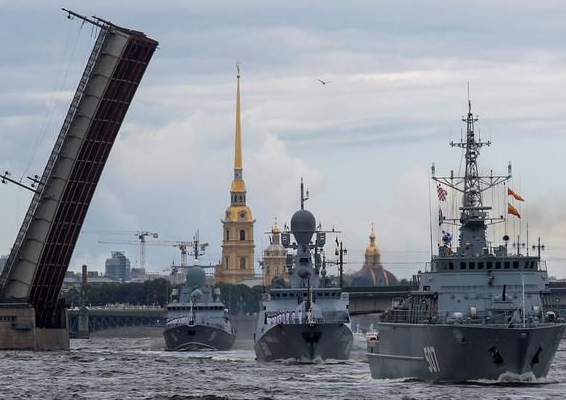 俄军证实黑海舰队总部遇袭 建筑受损一人丧生