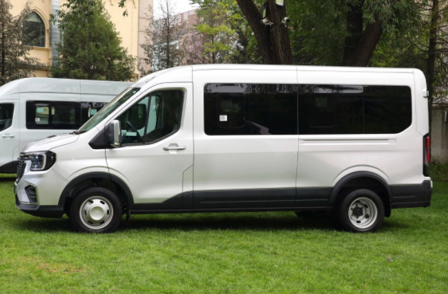 全新一代福特全顺T8将于10月上市 23款福特全顺T8拥有两种前脸样式