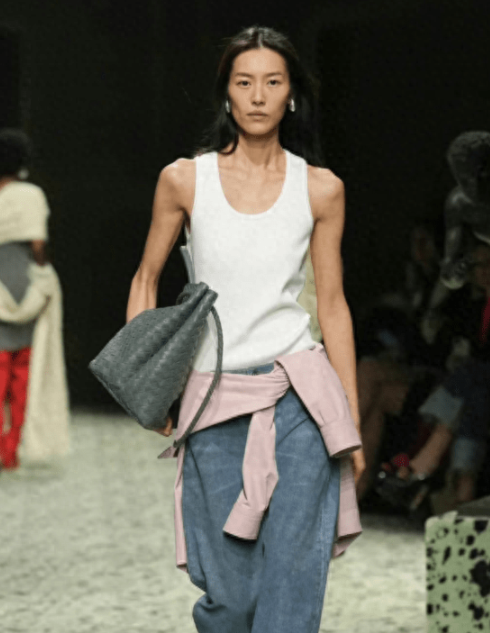 大表姐刘雯爸爸背心高级穿搭,今秋爸爸背心时尚穿搭攻略2025 大表姐刘雯爸爸背心高级穿搭,今秋爸爸背心时尚穿搭攻略2025