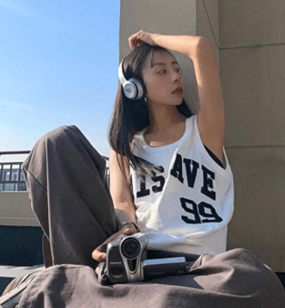 大表姐刘雯爸爸背心高级穿搭,今秋爸爸背心时尚穿搭攻略2025 大表姐刘雯爸爸背心高级穿搭,今秋爸爸背心时尚穿搭攻略2025