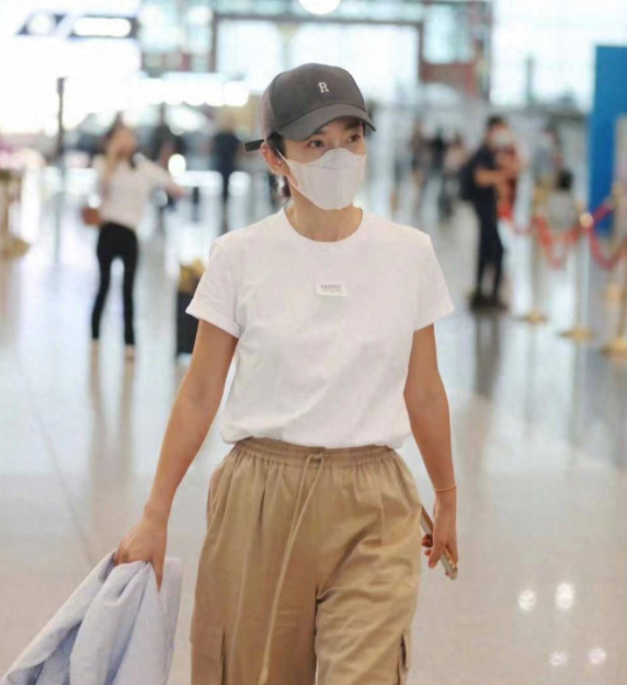 李冰冰巴黎时装周穿T恤配工装裤 李冰冰街头随性穿搭解析