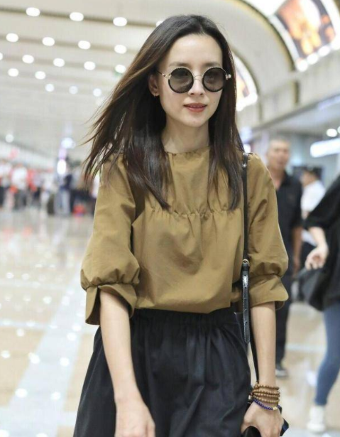 董洁秋冬精致小女人私服穿搭模板(董洁秋冬季穿搭案例2025) 董洁秋冬精致小女人私服穿搭模板(董洁秋冬季穿搭案例2025)