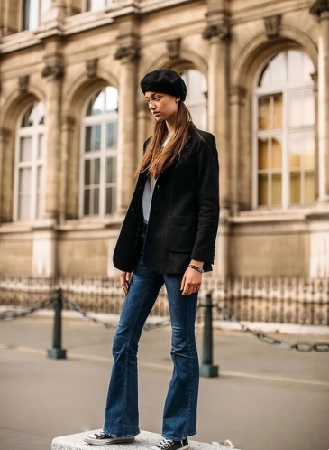 刘雨昕沙漠金色战神 刘雨昕马蹄裤混搭上衣穿搭推荐2024