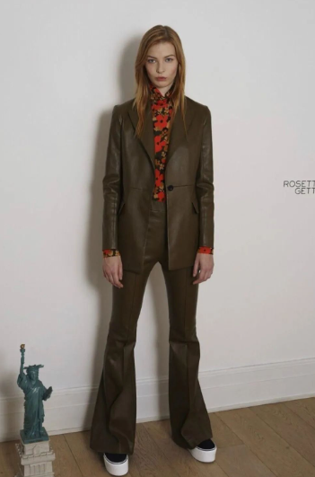 刘雨昕沙漠金色战神 刘雨昕马蹄裤混搭上衣穿搭推荐2024