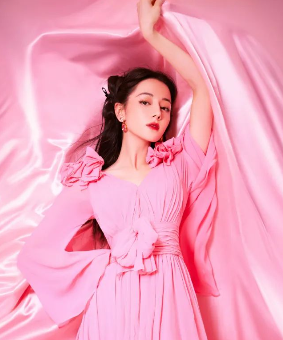 迪丽热巴粉色多巴胺穿搭甜美少女，今秋多巴胺穿搭浪漫又甜美2025