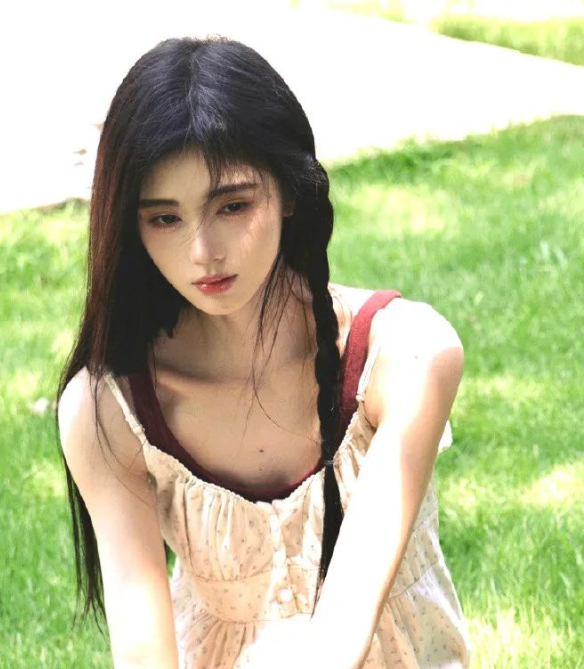 鞠婧祎秋季纯欲风穿搭，鞠婧祎穿搭少女甜美与小性感完美融合!