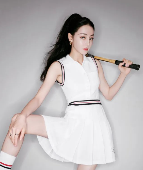 迪丽热巴秋日运动风穿搭!白色无袖百褶连衣裙清新减龄有活力