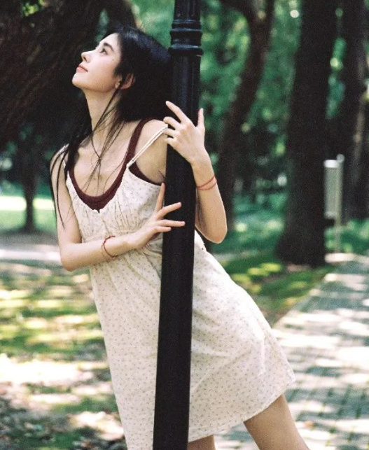 鞠婧祎秋季纯欲风穿搭，鞠婧祎穿搭少女甜美与小性感完美融合!