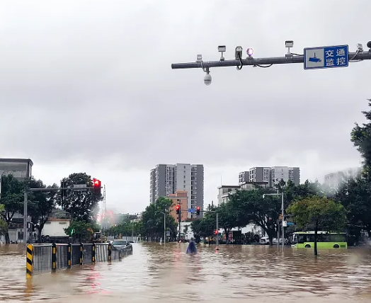 受台风“三巴”影响广西多地强降雨 部分城市出现内涝 受台风“三巴”影响广西多地强降雨 部分城市出现内涝