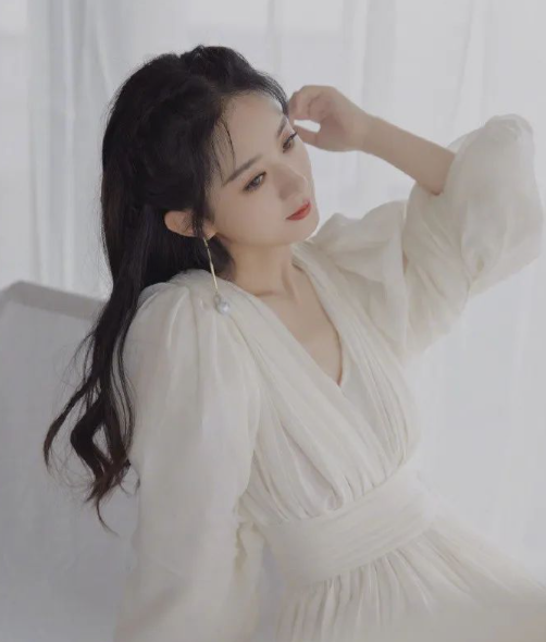 赵丽颖蝴蝶结白裙少女感十足(秋季蝴蝶结白裙少女搭配2025)