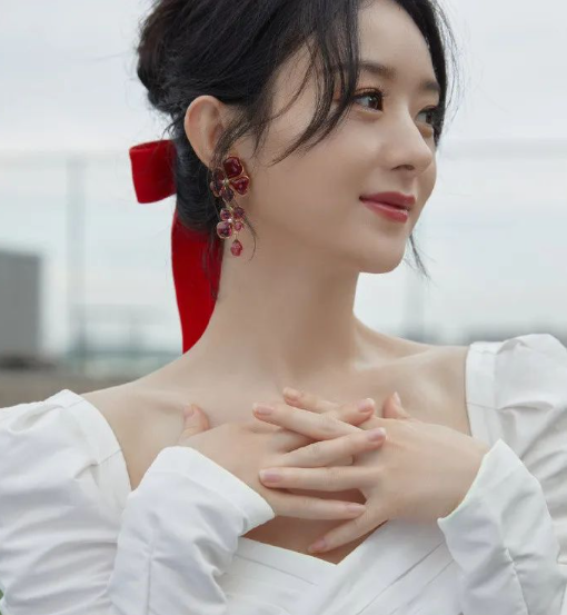 赵丽颖蝴蝶结白裙少女感十足(秋季蝴蝶结白裙少女搭配2025)