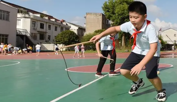 中小学生课间10分钟成课间圈养 太原郑州等多地回应