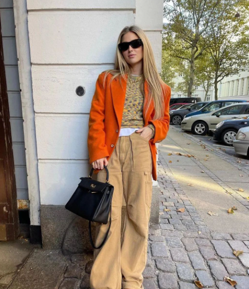 戚薇最新街拍上短下长好时髦(秋冬学戚薇上短下长穿搭法则2025)