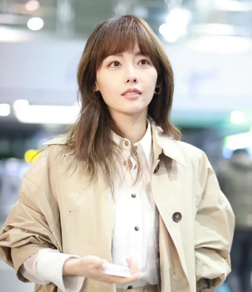 张嘉倪米色风衣搭配白色衬衫(张嘉倪秋冬穿搭简约高级有气质)