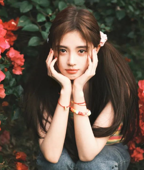 鞠婧祎彩虹条纹背心搭配修身牛仔裤，化身二次元美少女