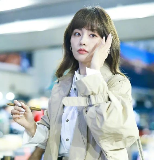 张嘉倪米色风衣搭配白色衬衫，张嘉倪秋冬穿搭简约高级有气质