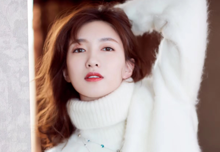 江疏影“毛衣+半裙”显高又显瘦 江疏影秋冬穿搭分析2025 江疏影“毛衣+半裙”显高又显瘦 江疏影秋冬穿搭分析2025