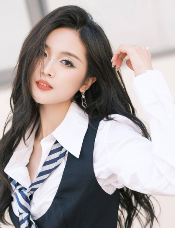 吴宣仪米兰时装周清新穿搭 吴宣仪白衬衫搭配黑裙甜美气息