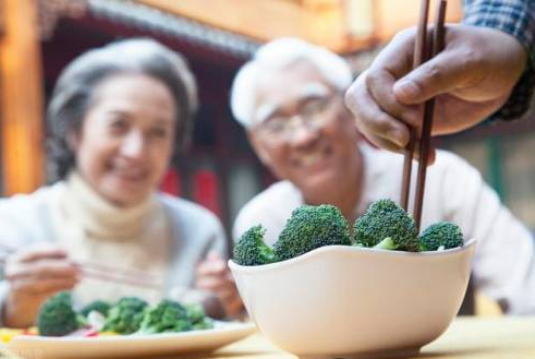 餐后低血压老年人要“慢”动作 老年人如何避免餐后低血压？