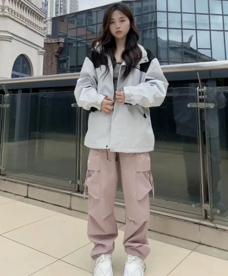欧阳娜娜冲锋衣配这3条裤子时髦显瘦(冲锋衣秋冬配啥裤子好看2025)