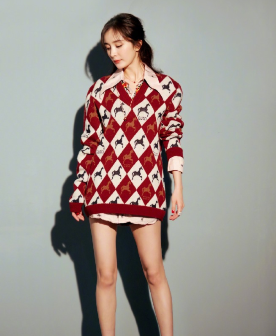 杨幂出街穿法式版冬裙洋气美嫩(法式版冬裙谁穿谁美2025)