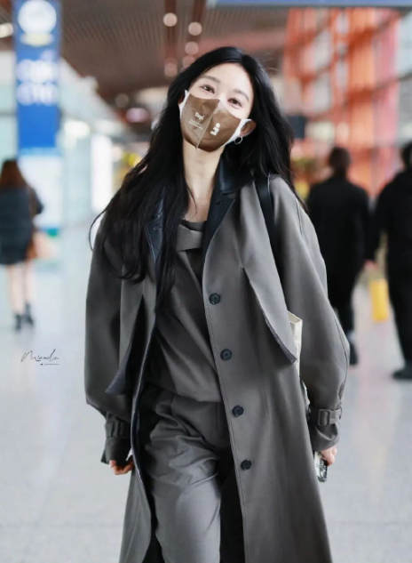 张俪最新机场私服简约干净宽松有型,秋季这么穿高级又髦感 张俪最新机场私服简约干净宽松有型,秋季这么穿高级又髦感