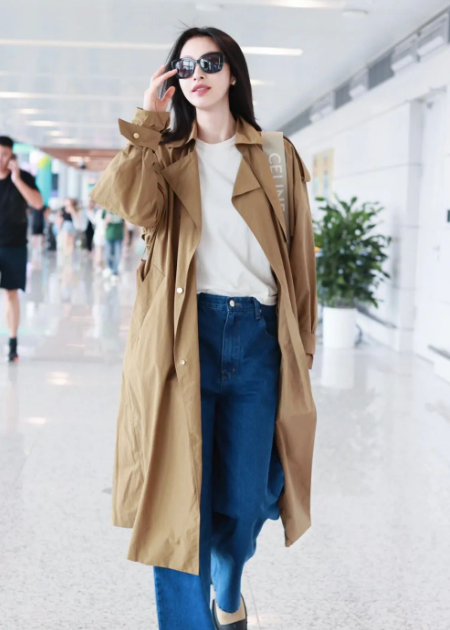 张俪最新机场私服简约干净宽松有型，秋季这么穿高级又髦感