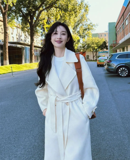 张俪最新机场私服简约干净宽松有型,秋季这么穿高级又髦感 张俪最新机场私服简约干净宽松有型,秋季这么穿高级又髦感