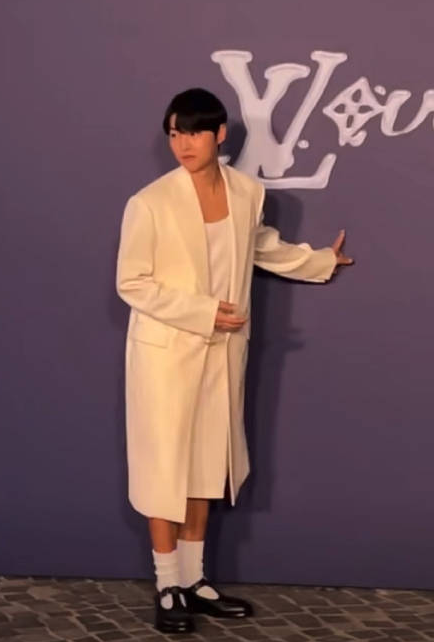 宋仲基LV大秀新造型突破 LV男装大秀宋仲基半裙造型引热议