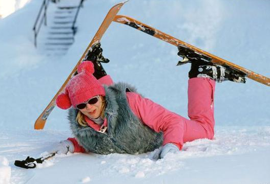 滑雪摔倒后不要坐在原地休息(滑雪容易引发哪些运动损伤)