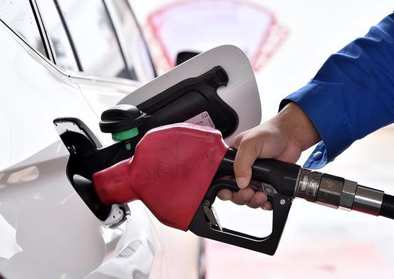 油价5连降加满一箱油将少花2元 今晚24时起国内油价小幅下调