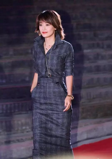马伊琍扎低马尾配一身酒红西装,大方脸怎么穿搭高级有女人味 马伊琍扎低马尾配一身酒红西装,大方脸怎么穿搭高级有女人味