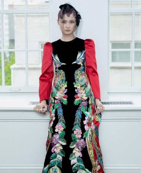 李宇春孔雀裙配“铜钱头”造型 李宇春新春新造型2024