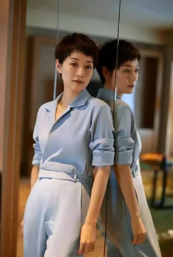 马伊琍扎低马尾配一身酒红西装,大方脸怎么穿搭高级有女人味 马伊琍扎低马尾配一身酒红西装,大方脸怎么穿搭高级有女人味