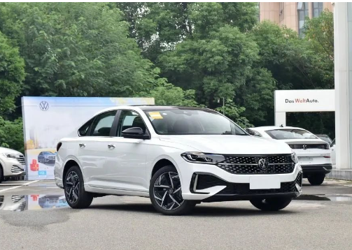 2024年suv适合居家还是旅行?长安UNI-V对比大众朗逸哪款更适合？